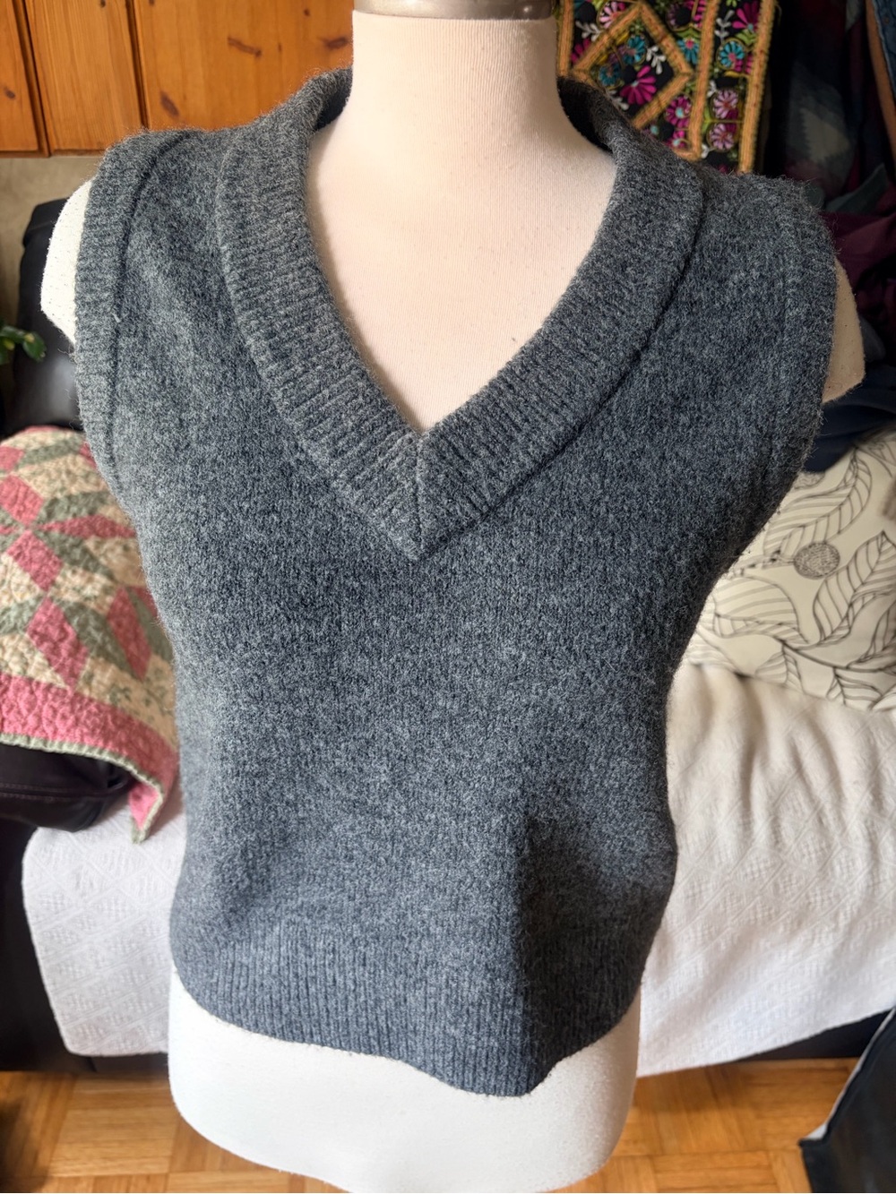 H&M V-NECK SWEATER VEST DARK GREY